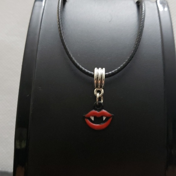 NWT Black Red Vampire Fangs necklace - Picture 3 of 7